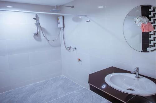 נאקהון סאוואן Vatchara Northgate Hotel מראה חיצוני תמונה